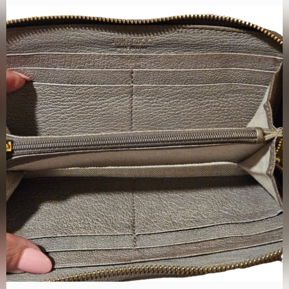 LS: Jimmy Choo GUC++ Star Studded Filipa Taupe Leather Wallet (W88) - Picture 3 of 9